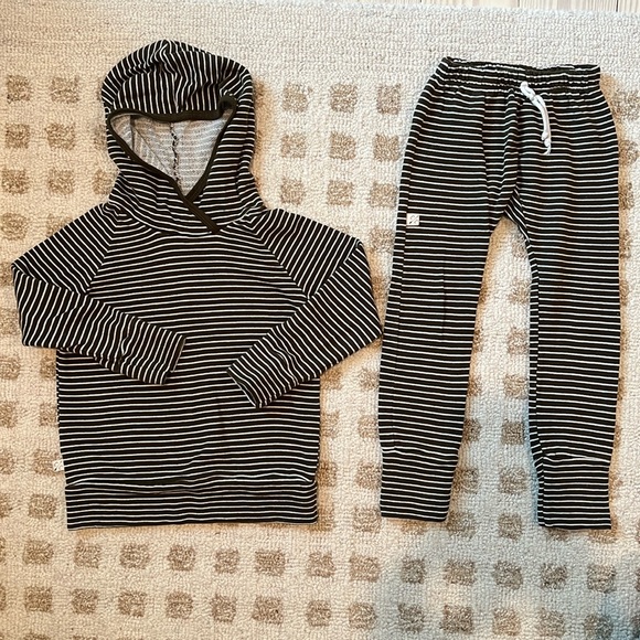 Childhood Clothing Trademark Raglan Hoodie & Pants Set Size 5T - Picture 3 of 5